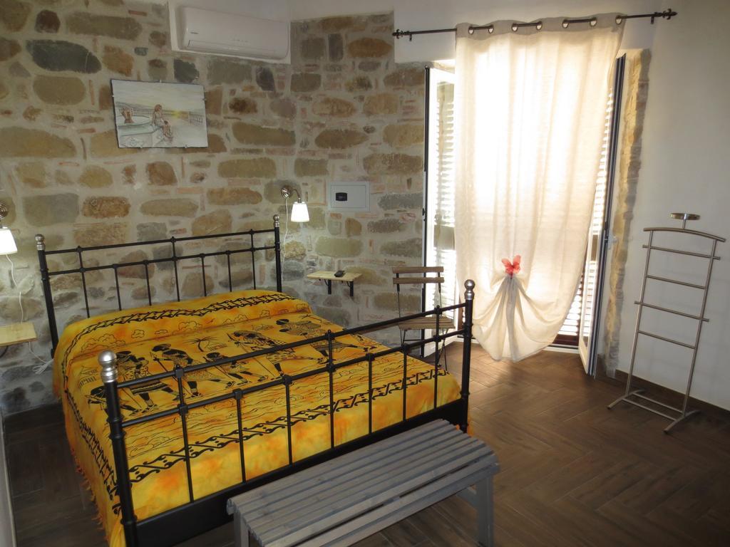 Aurora Bed And Breakfast Santo Stefano di Camastra Room photo